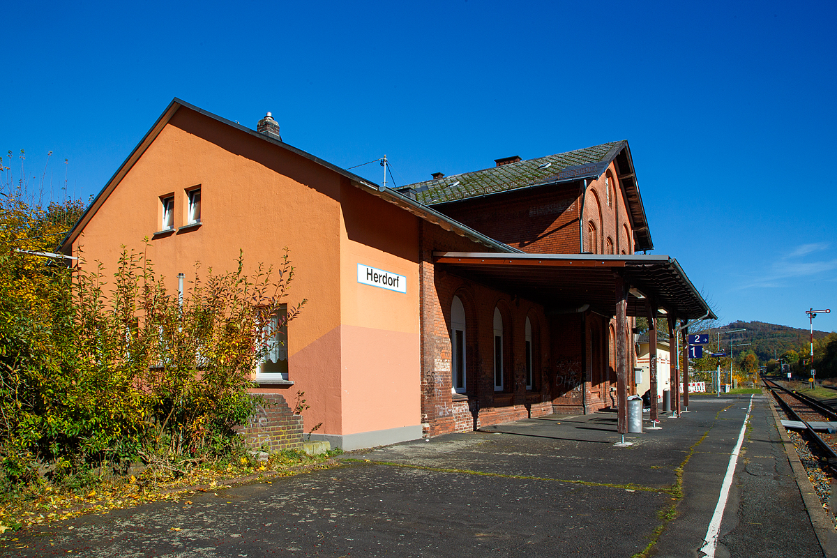 Bahnhof Herdorf am 24.10.2021, links das ehemalige Empfangsgebäude (heute Privatbesitz).