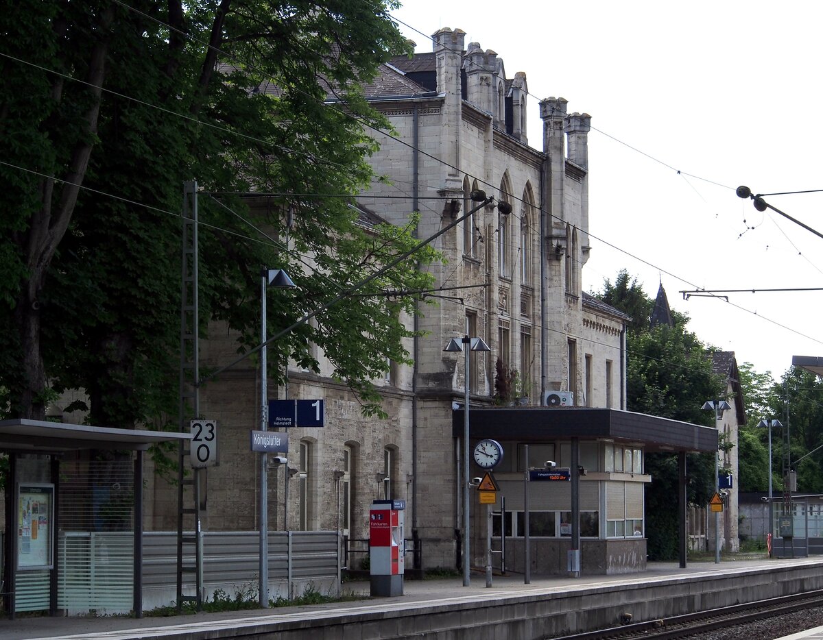 Bahnhof Knigslutter, Elm am 28.06.2015. Bahnsteigseite.