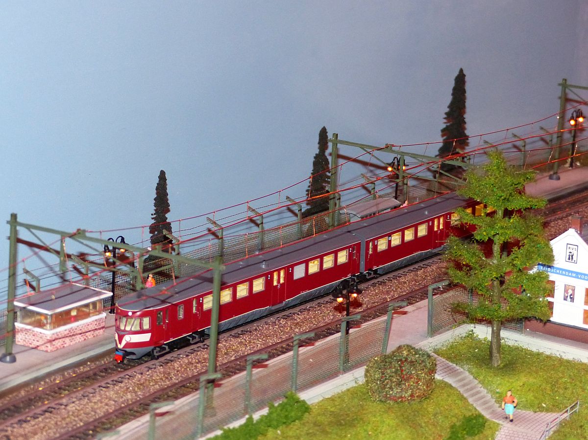 Bahnhof Leidschendam-Voorburg, Modelleisenbahn BCN (Bob’s Club Nederland) in Masstab H0. Ausstellung  Nederlandse modelspoordagen  in Rijswijk, Niederlande 09-01-2016. 


Station Leidschendam-Voorburg op de  modelbaan van Modulegroep BCN (Bob’s Club Nederland) in schaal H0. Nederlandse modelspoordagen, Rijswijk 09-01-2016.