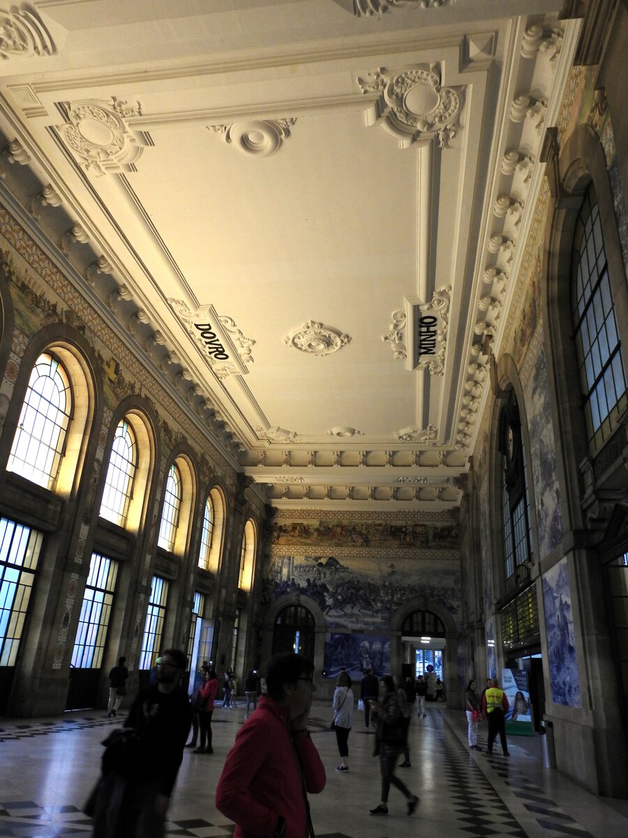 Bahnhof Sao Bento in Porto, Bahnhofshalle mit Kachelbildwand und Decke, am 13.05.2018.