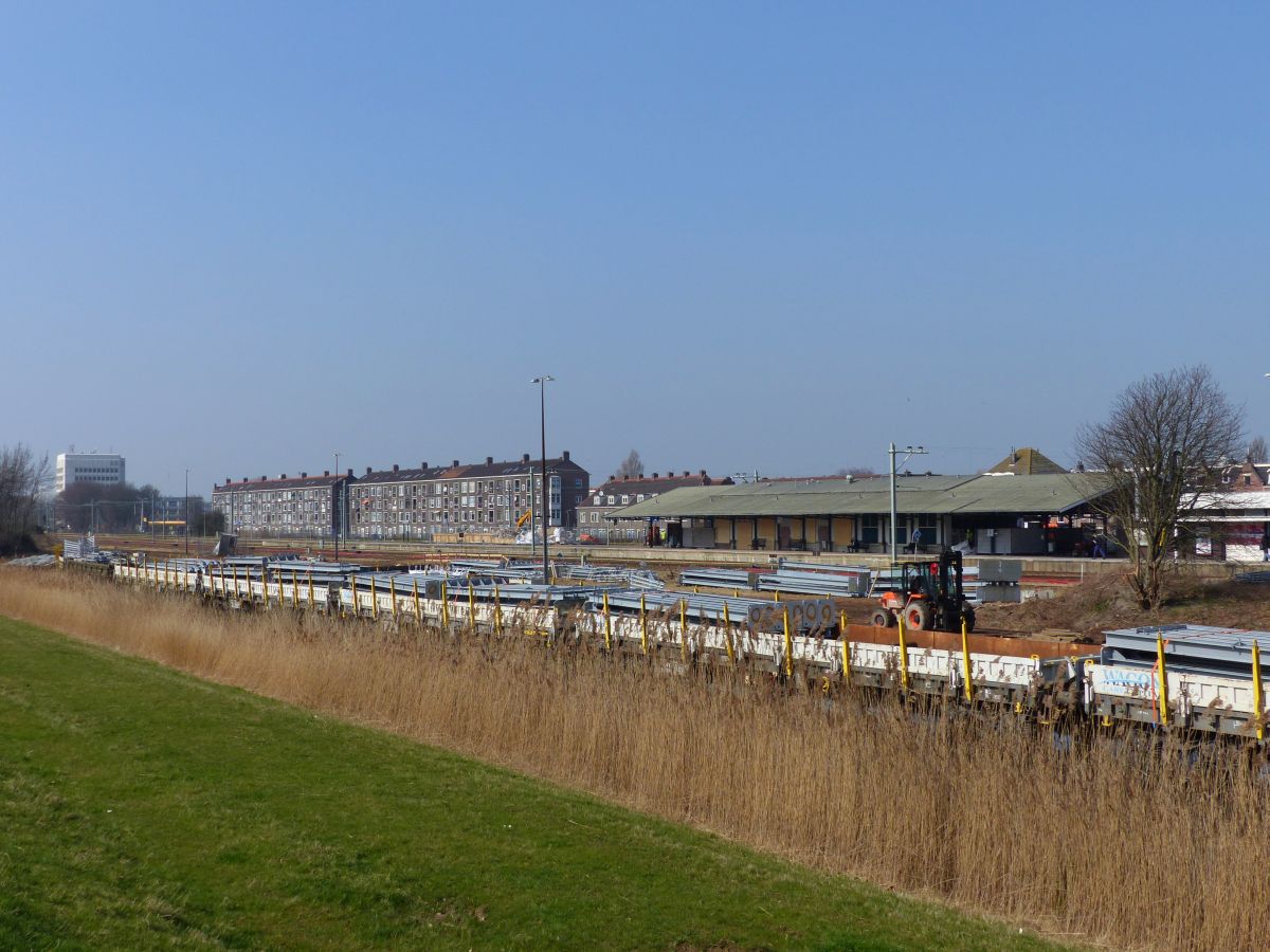 Bahnhof Vlaardingen Centrum 16-03-2017.

Goederensporen station Vlaardingen Centrum. Op spoor 408 goederenwagens voor de ombouw van de Hoekse Lijn tot metro lijn 16-03-2017.