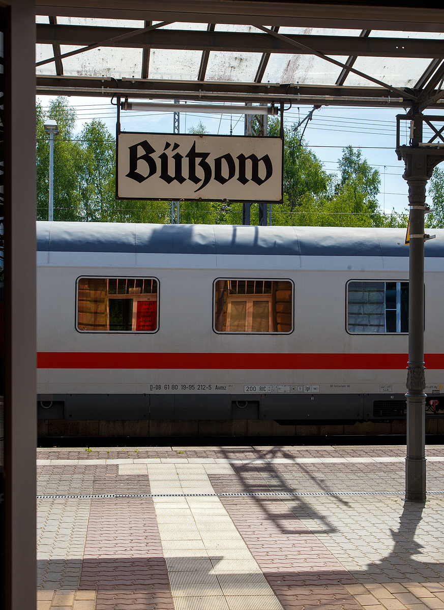 Bahnhofs-Impression am 16.05.2022 im Bahnhof Bützow.
Der IC 2238 (Leipzig Hbf - Warnemünde) ist eingefahren.
