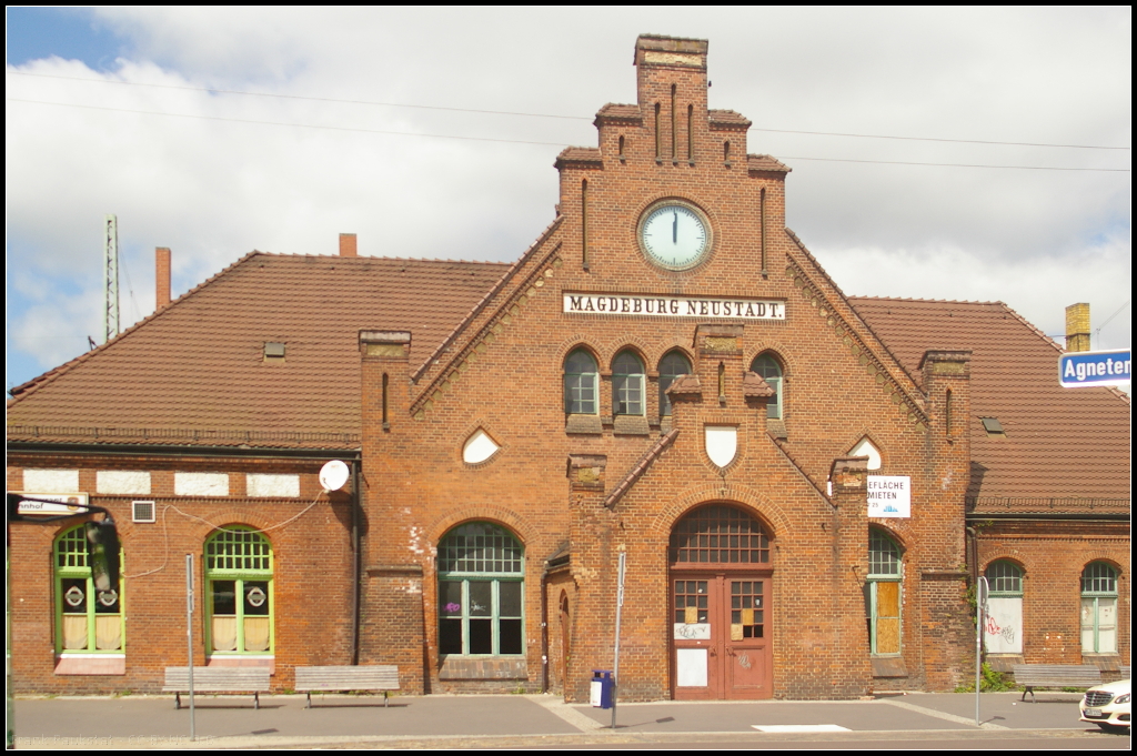 Bahnhofsgeb�ude Magdeburg Neustadt, 10.05.2015
<br><br>
Der Bahnhof liegt an der Strecke 6110 (Helmstedt-Potsdam), 6402 (Magdeburg Hbf-Stendal) und an der G�terbahn 6406 (Abzw. Glindenberg-Sch�nebeck/Elbe). Bedient wird der Bahnhof von S- und Regionalbahnen. Der Bahnhof wurde 1873 er�ffnet, dem man das Alter auf den Bahnsteigen leider auch ansieht und befindet sich heute zum Teil in Privatbesitz.