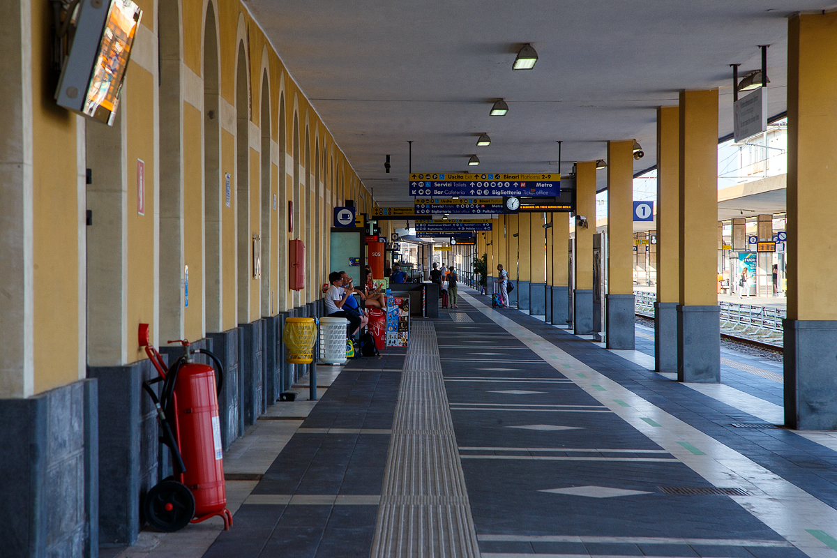 Bahnhofsimpression am 19.07.2022 am Bahnsteig 1 vom Bahnhof Catania Centrale.