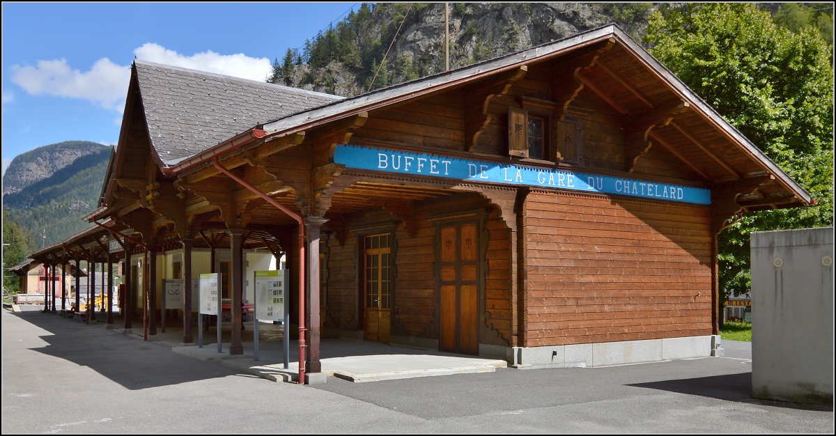 Bahnhofsmärchenwelt Martigny - Vallorcine. 

Bahnhof Le Châtelard mit dem ehemaligen Bahnhofsbuffet im Vordergrund. August 2014.