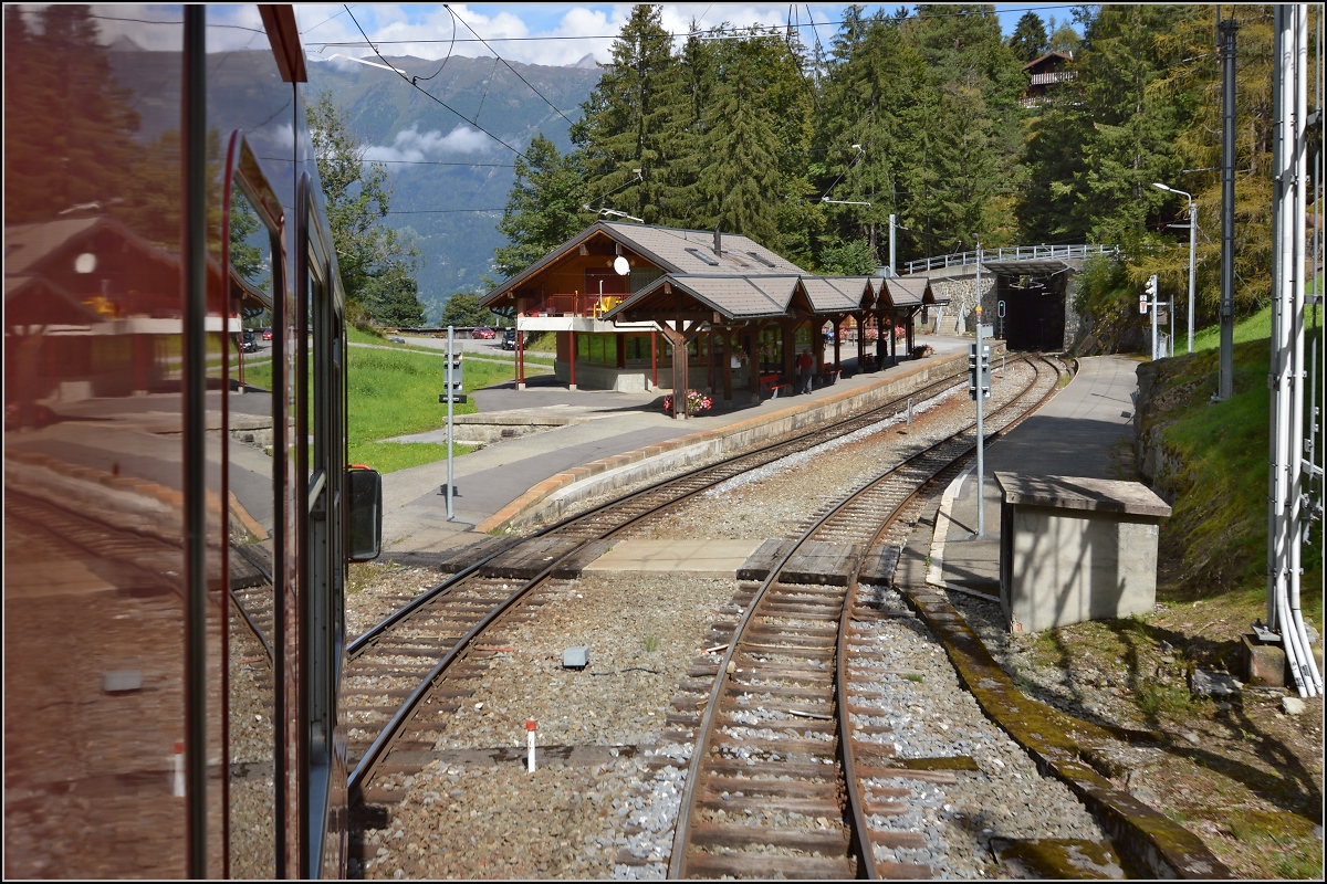 Bahnhofsmärchenwelt Martigny - Vallorcine. 

Der Bahnhof Les Marécottes scheint ohne Dorf im Niemandsland zu stehen, nur ein Blick auf die Karte offenbart ein Dorf oberhalb. August 2014.