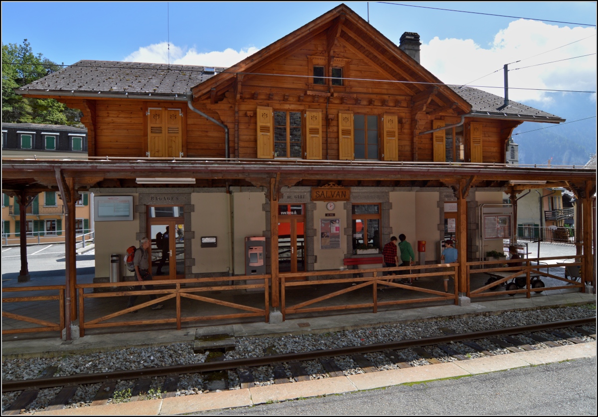 Bahnhofsmärchenwelt Martigny - Vallorcine. 

Der Bahnhof Salvan ist wie aus der Zeit gefallen. August 2014.