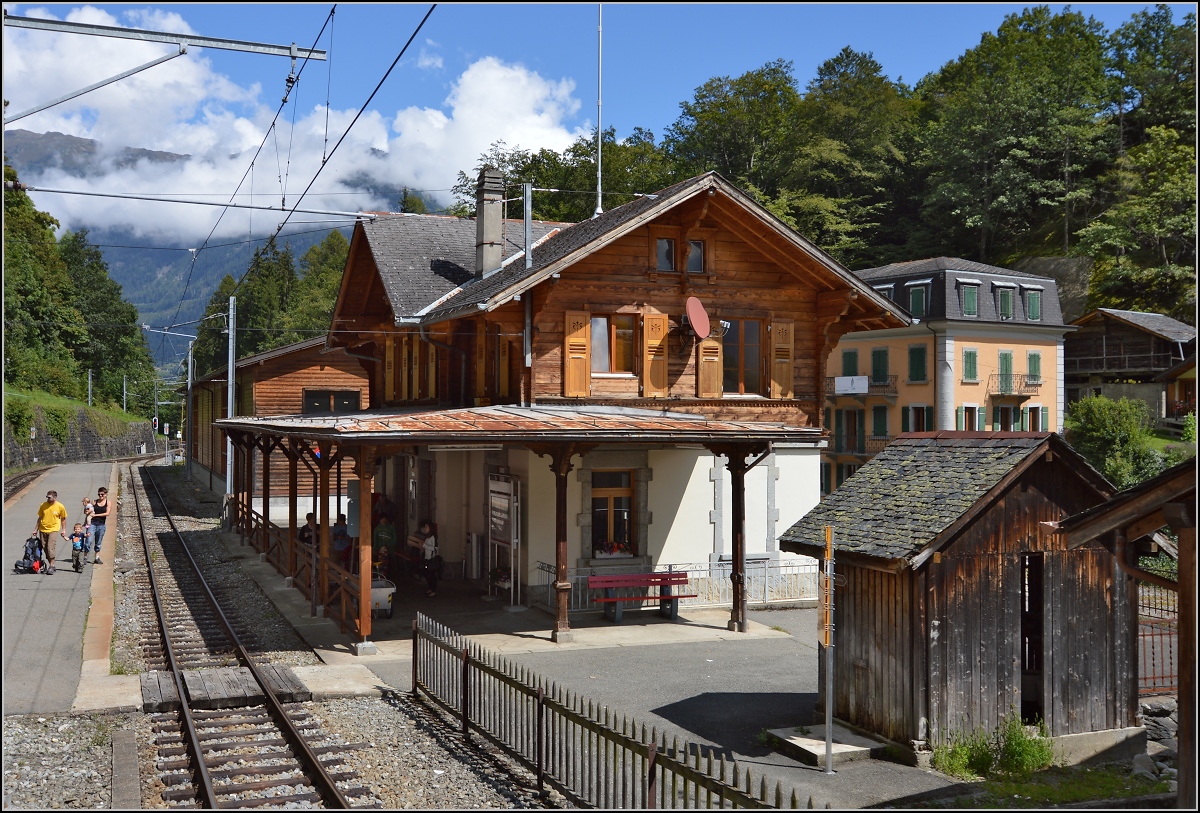 Bahnhofsmärchenwelt Martigny - Vallorcine. 

Der Bahnhof Salvan ist wie aus der Zeit gefallen. August 2014.