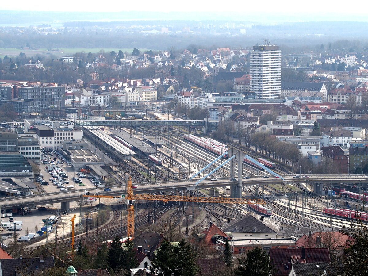 Bahnhofsüberblick von Ulm am 10.04.2015. Es sind mehrere 628 und zwei 612, sowie eine 218 zu erkennen.
