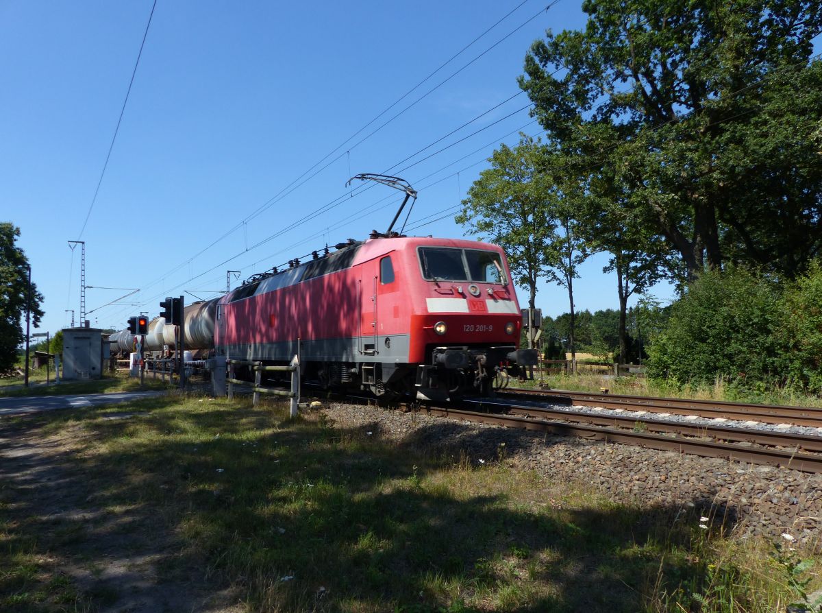 Bahnlogistik24 Lokomotive 120 201-9 (ex-DB 120 116-9) Bahnbergang Devesstrae, Salzbergen 23-07-2019.


Bahnlogistik24 locomotief 120 201-9 (ex-DB 120 116-9) overweg Devesstrae, Salzbergen 23-07-2019.