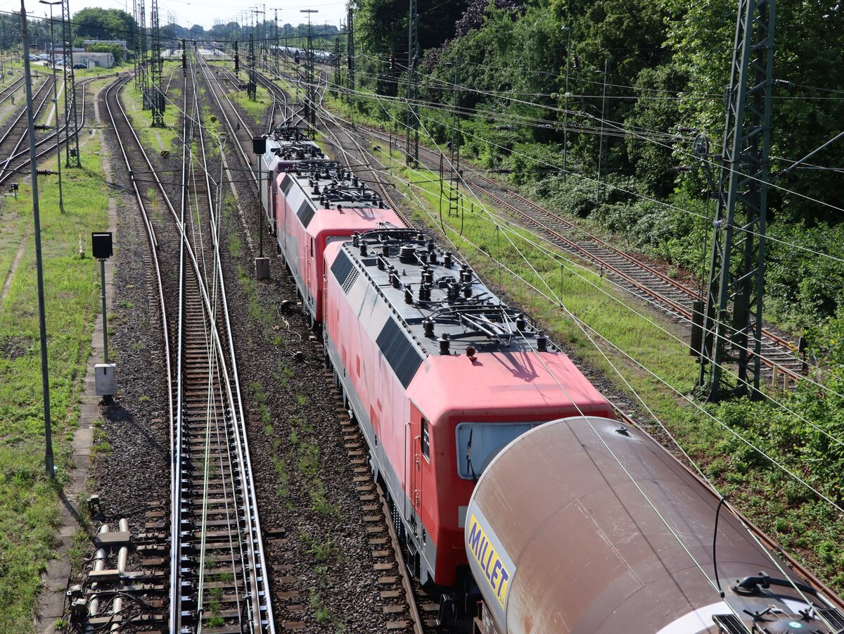 Bahnlogistik24 Lokomotive 482 046-0 (91 85 4482 046-0 CH-IRSI) mit zwei Loks der Baureihe 120 . Nierenberger Stra�e, Emmerich am Rhein 11-07-2024.

Bahnlogistik24 locomotief 482 046-0 (91 85 4482 046-0 CH-IRSI) met twee loc'n serie 120 in opzending. Nierenberger Stra�e, Emmerich 11-07-2024.