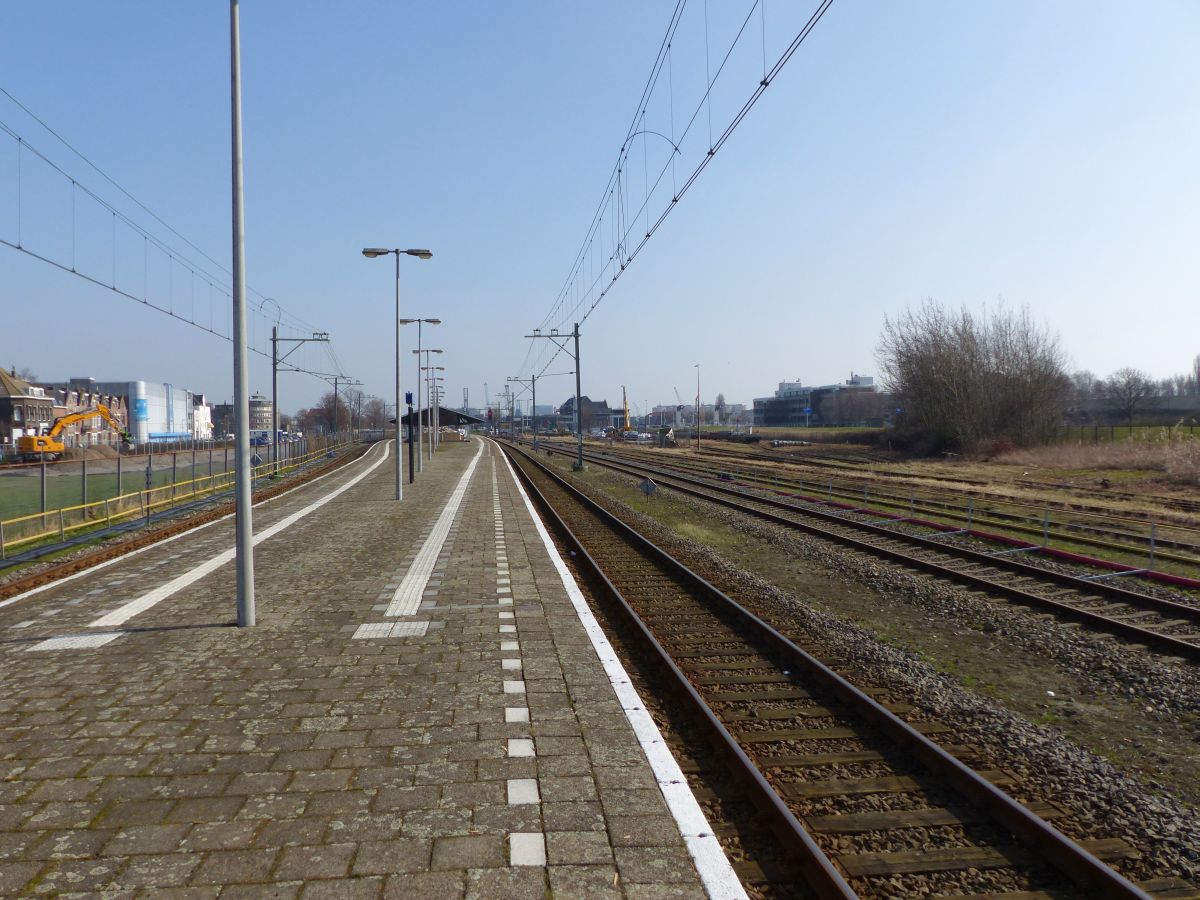 Bahnsteig Gleis 1 und 2 station Vlaardingen Centrum 16-03-2017.
Het eilandperron spoor 1 en 2 station Vlaardingen Centrum 16-03-2017.