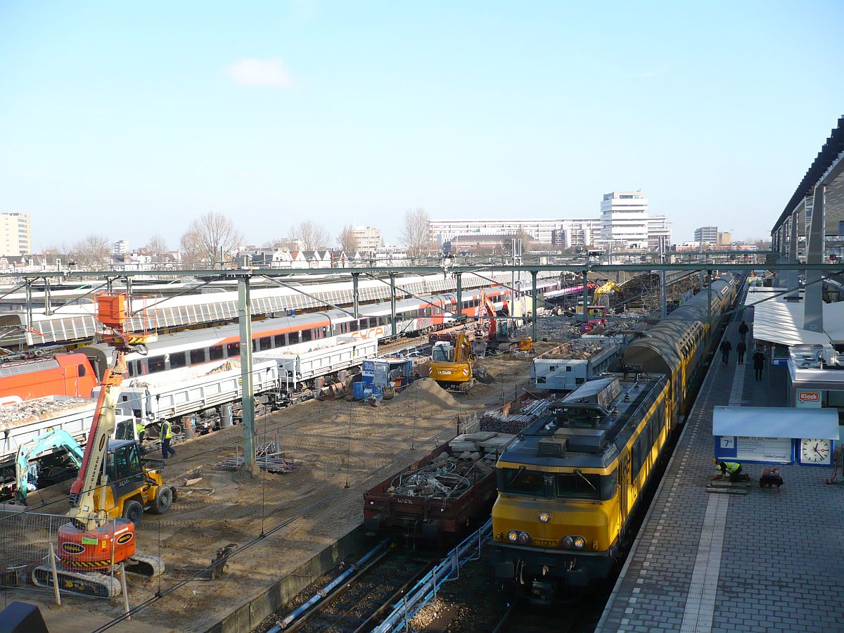 Bahnsteig Gleis 8 und 9 w�hrend der Umbau/Neubau Rotterdam Centraal Station 16-02-2011. 


Perron spoor 8 en 9 tijdens de bouw van het nieuwe station. Op de voorgrond op spoor 7 een DDAR. Rotterdam Centraal Station 16-02-2011.
