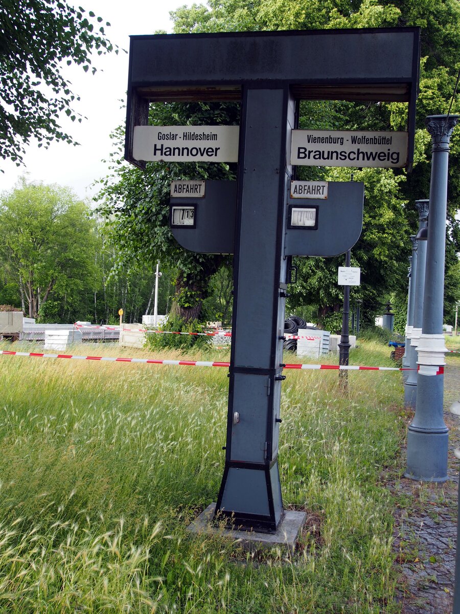 Bahnsteigschilder im Eisenbahnmuseum Vienenburg am 18.06.2014.