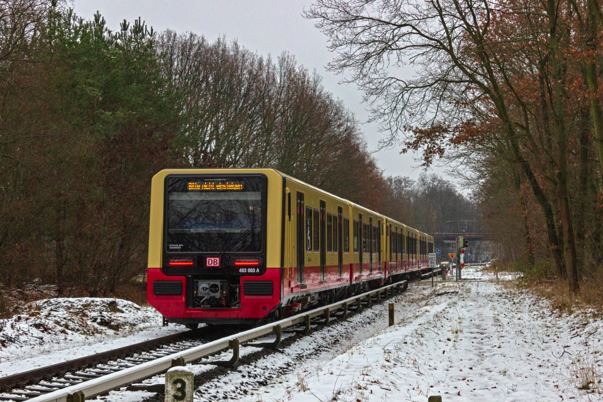 Bahn�berg�nge sind im Netz der Berliner S-Bahn relativ selten. An der Strecke Sch�neweide - Spindlersfeld befinden sich gleich zwei. W�hrend einer davon die Oberspreestra�e, die Hauptverbindung von Sch�neweide in den s�dlichen Teil K�penicks, kreuzt, ist der zweite �berweg deutlich weniger stark genutzt. Die Endstation Spindlersfeld ist an dieser Stelle weniger als einen Kilometer entfernt und so hat das Fahrgastinformationssystem des Zuges 483 003 schon auf die Anzeige  Bitte nicht einsteigen  umgeschaltet.