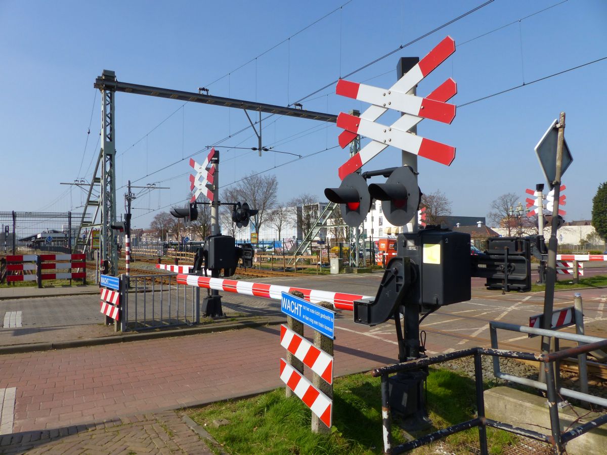 Bahn�bergang Westhavenkade bei Bahnhof Vlaardingen Centrum 16-03-2017.

Overweg Westhavenkade bij station Vlaardingen Centrum 16-03-2017.