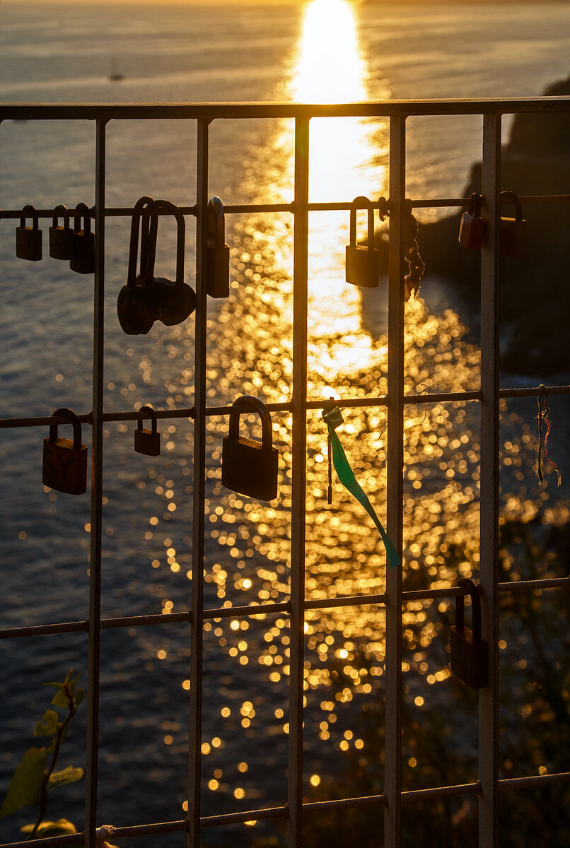 Bald geht die Sonne unter....
Riomaggiore (Cinque Terre) am 21.07.2022 (20:22Uhr), hier oben wollen wir den Sonnenuntergang beobachten.