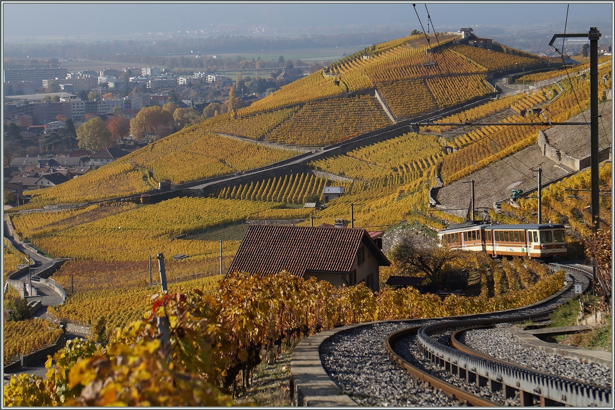 Bald ist der Talboden erreicht: Ein A-l Zug von Leysin nach Aigle erreicht in Kürze Aigle DüPôt. 
1. Nov. 2015