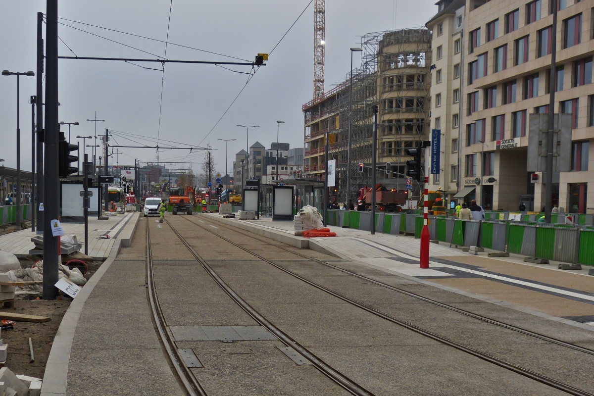 Bauarbeiten an der neuen Stra�enbahnhaltestelle am Hauptbahnhof der Stadt Luxemburg. 
Ab dem 13. Dezember 2020 verkehrt die Stra�enbahn im Regelbetrieb ab hier bis zur Haltestelle Luxexpo in Luxembourg-Kirchberg. 18.11.2020 (Hans)
