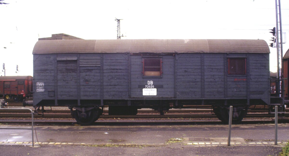 Baudienstwagen DB 72 020 dernFlm Wrzburg im Nov.1984.