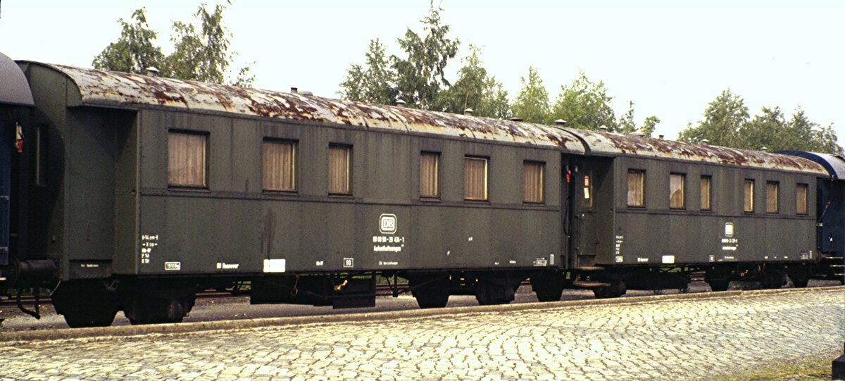 Bauzug-Doppelwagen 60 80 99-24 229-9 und 60 80 99-20 434-1 Aufenthaltswagen in Salzgitter-Bad, im August 1980.