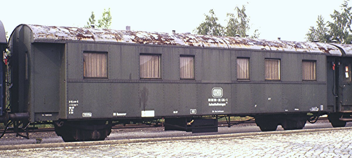 Bauzug-Doppelwagen 60 80 99-24 229-9 und 60 80 99-20 434-1 Aufenthaltswagen in Salzgitter-Bad, im August 1980.