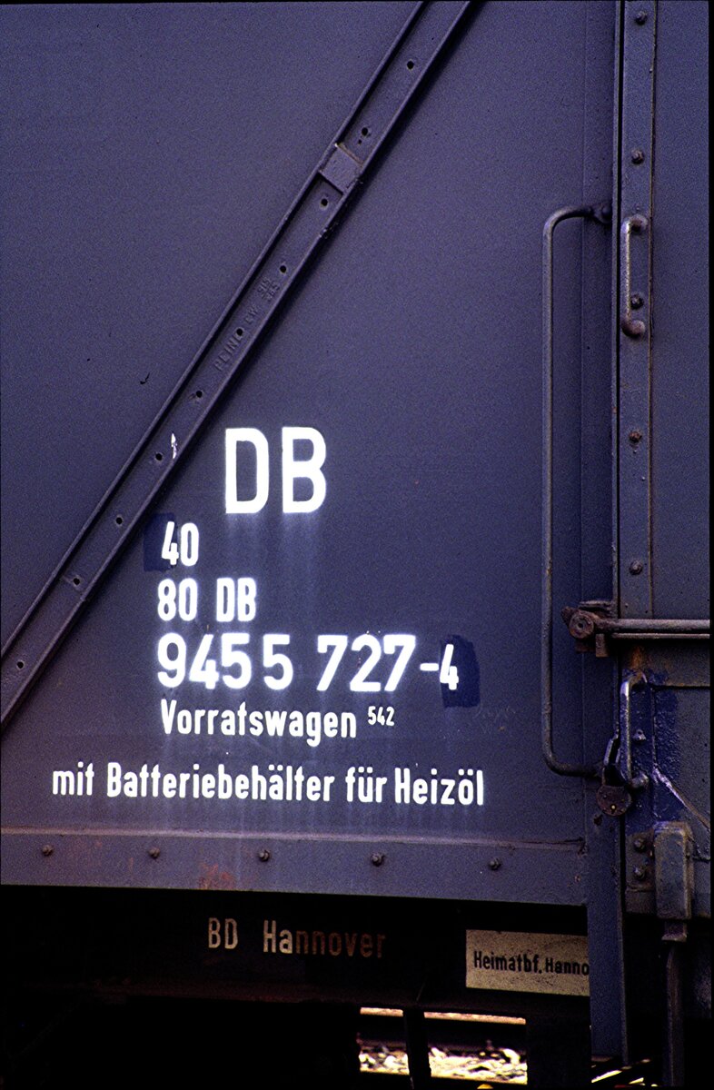 Bauzugwagen 49 80 DB 94 55 727-4 Vorratswagen von Unterhaltungswerk AW Weiden in Salzgitter-Bad im August 1980.