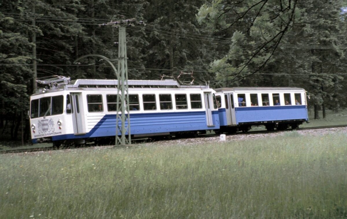 Bayerische Zugspitzbahn Fahrzeug Nr.5 1zz1-1zz1 mit Beiwagen aujahr 1971 von SLM und BBC in Grainau am 02.07.1983.