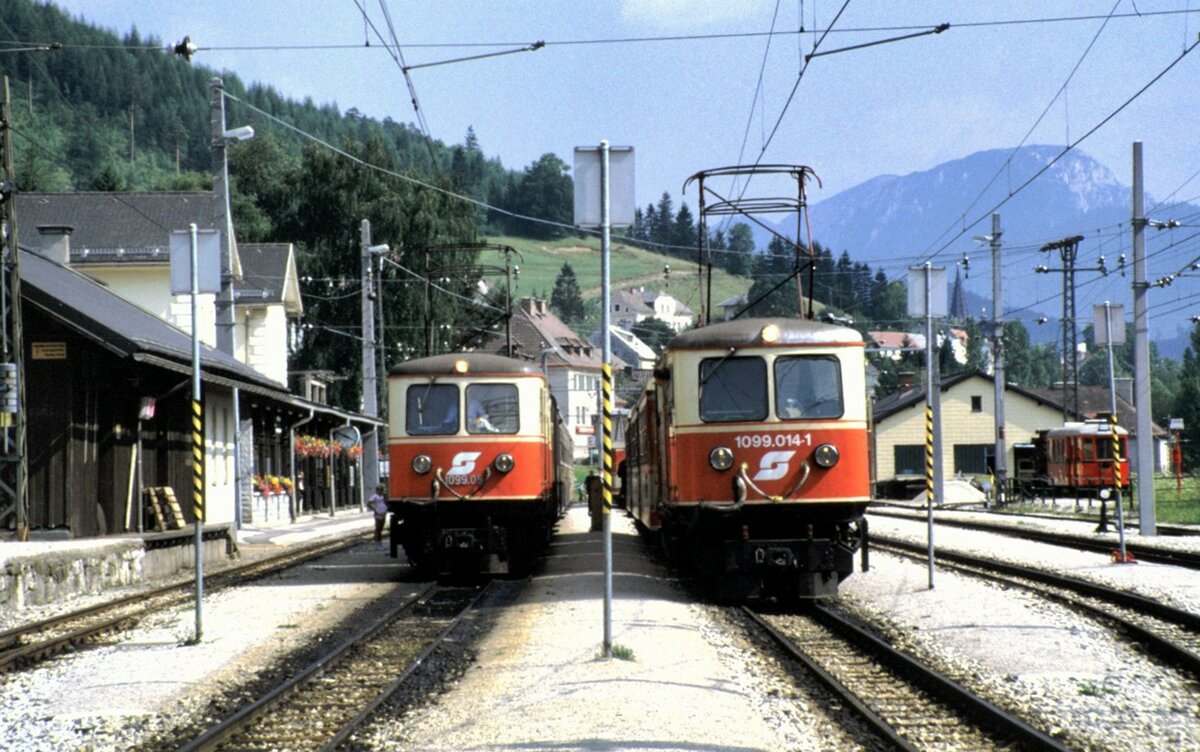 BB Mariazeller Bahn MzB Nr. 1099.05 und 1099.014-1 in Mariazell am 04.08.1986.
