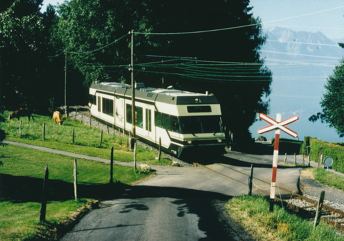 BC/MVR: Unbewachter Bahnübergang bei Cornaux-VD der Museumsbahn Blonay-Chamby im Sommer 1998.
Foto: Walter Ruetsch