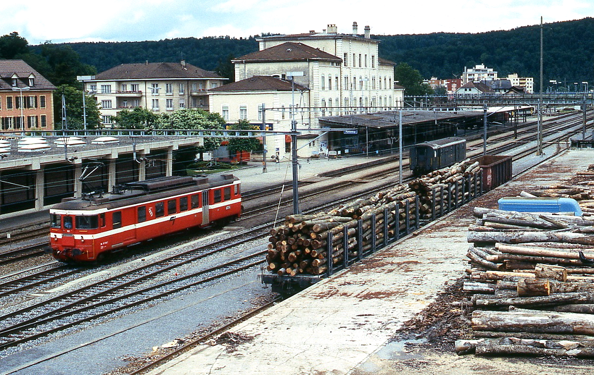 BDe 4/4 102 der CJ verläßt im Sommer 1997 den Bahnhof Porrentruy