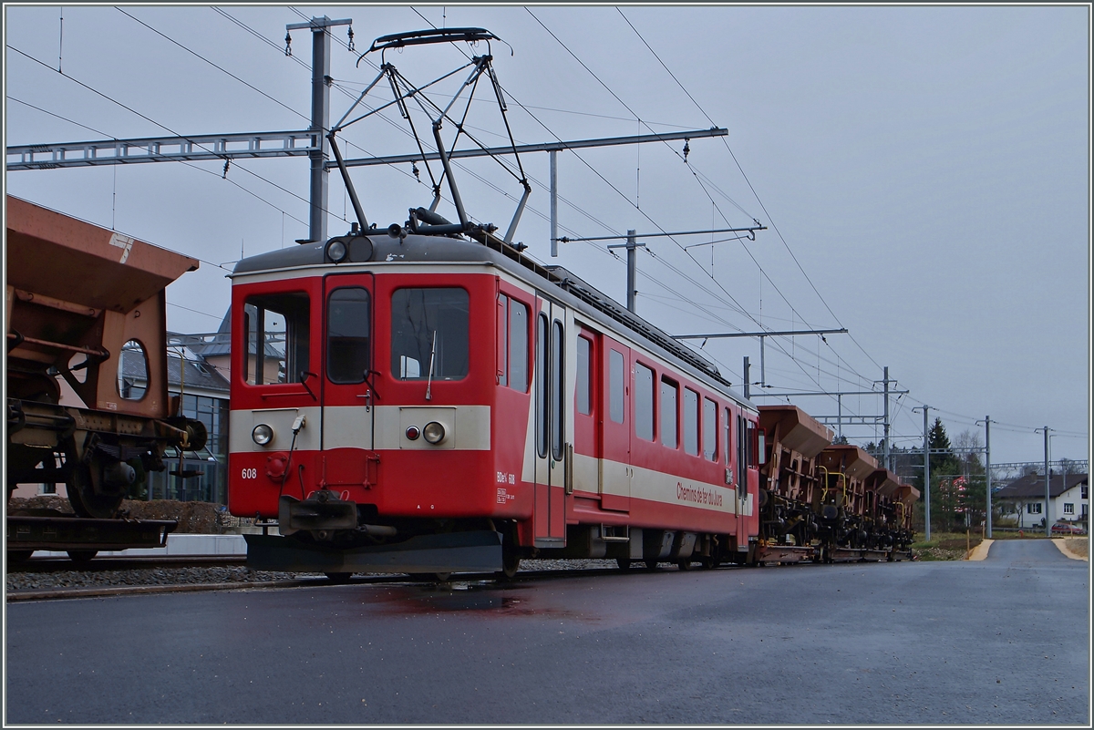 BDe 4/4 608 hilft beim Baudienst in Le Noirmont mit dem Verschieben von Schotterwagen beim Bahnhofsumbau mit. 
17. Nov. 2014