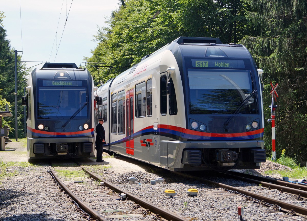 BDWM/DVZO/DBB: Ueber das Wochenende vom 26. bis 28. Juni 2015 verabschiedete sich die BDWM nach 140 Jahren vom Anschluss an das Europäische Normalspurnetz, weil durch die Aufhebung des Güterverkehrs auf normaler und schmaler Spur das Dreischienengeleise zwischen Wohlen und Bremgarten West nutzlos geworden ist. Mit dem WESCHTFÄSCHT und vielen Sonderfahrten nahmen Schüler und eine grosse Anzahl Festbesucher Abschied vom Dreischienengeleise auf diesem reizenden Streckenabschnitt. Sehr seltene Zugskreuzung mit zwei ABe 4/8 Doppeltraktionen  DIAMANT  auf der Station Erdmannlistein am 26. Juni 2015.
Foto: Walter Ruetsch   