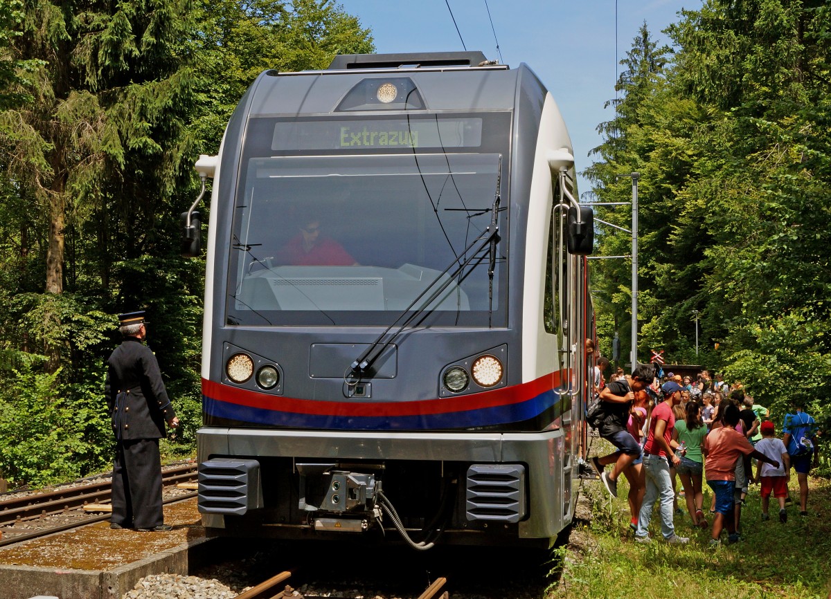 BDWM/DVZO/DBB: Ueber das Wochenende vom 26. bis 28. Juni 2015 verabschiedete sich die BDWM nach 140 Jahren vom Anschluss an das Europische Normalspurnetz, weil durch die Aufhebung des Gterverkehrs auf normaler und schmaler Spur das Dreischienengeleise zwischen Wohlen und Bremgarten West nutzlos geworden ist. Mit dem WESCHTFSCHT und vielen Sonderfahrten nahmen Schler und eine grosse Anzahl Festbesucher Abschied vom Dreischienengeleise auf diesem reizenden Streckenabschnitt. Ein EXTRAZUG bestehend aus einer ABe 4/8 Doppeltraktion  DIAMANT  wartete auf der Station Erdmannlistein am 26. Juni 2015 eine Zugskreuzung ab.
Foto: Walter Ruetsch  