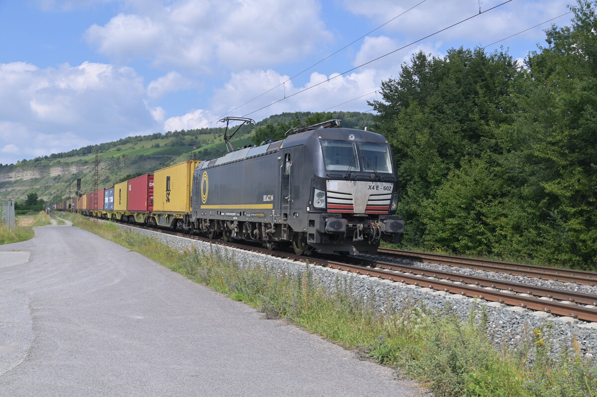 BEACON 193 602-4 mit einem Kastelzug in Thüngersheim gen Würzburg fahrend am Sonntag den 28.7.2024