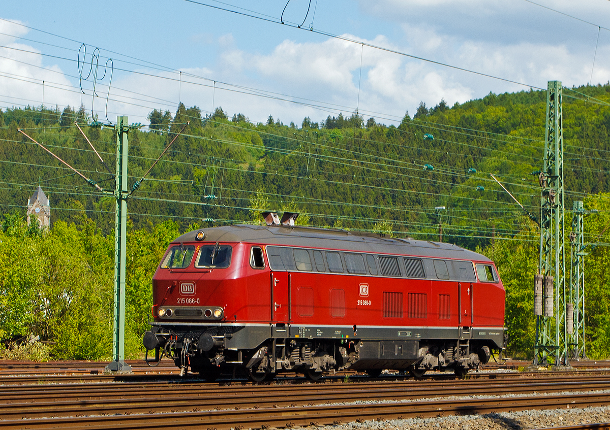 Bedingt durch Defekts und Hauptuntersuchungen an den eigenen MaK On Rail DH 1004 Loks der WEBA hat die Westerwaldbahn zurzeit die schne altrote 215 086-0 (eigentlich 225 086-8) von der RE - Rheinische Eisenbahn angemietet. 

Hier fhrt die V 163 am 16.05.2014 nach getaner Arbeit von Betzdorf/Sieg zurck zum Betriebshof der Westerwaldbahn GmbH auf der Bindweide, sie hatte einen bergabezug nach Betzdorf/Sieg gebracht, 

Die V 163 wurde 1971 bei MaK unter der Fabriknummer 2000091 und an die DB ausgeliefert, 2001 ging sie an die DB Cargo AG und wurde in 225 086-8 umbezeichnet, ob sie die Dampfheizung behaten hat kann ich nicht genau sagen. Mit der Ausmusterung bei der nunmehrigen DB Schenker Rail Deutschland AG im Jahr 2011 erfolgte auch der Verkauf an die RE - Rheinische Eisenbahn, hier wurde sie wieder in den Auslieferzustand zurckversetzt und trgt nun wieder die Bezeichnung 215 086-0 ist aber weiter einer 225er (NVR-Nummer 92 80 1225 086-8 D-EVG).