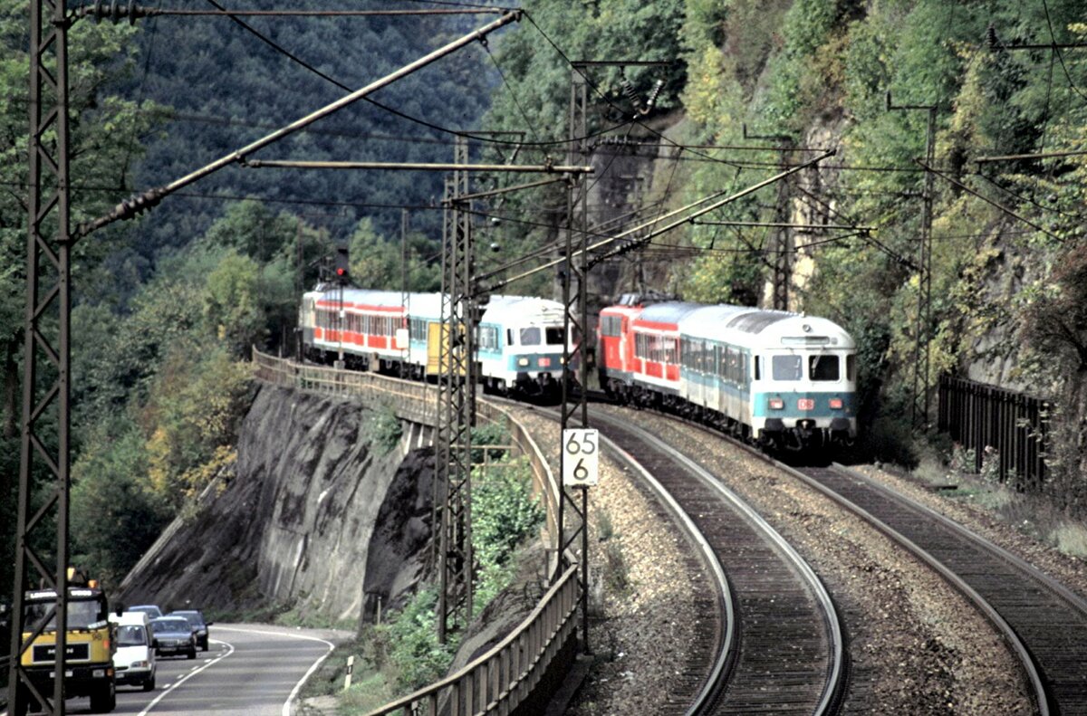 Begegnung auf der Geislinger Steige, jeweils 111 mit Nahverkehr und Steuerwagen Bauart Karlsruhe am 27.09.2001.