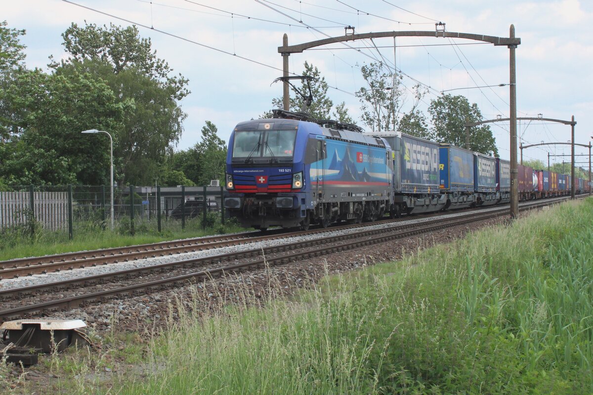 Bei der bekannte Bahnbergang in Hulten passiert am 5 Juni 2024 SBBCI 193 521 mit ein KLV nach Waalhaven.