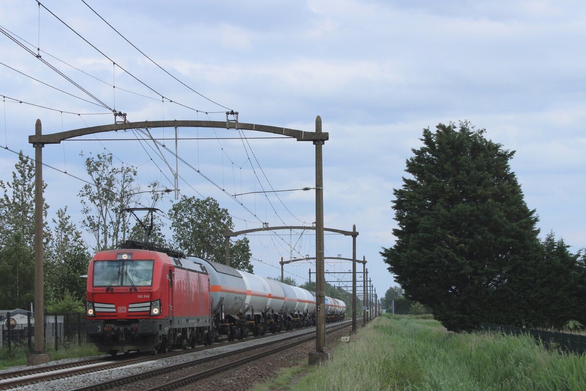 Bei der bekannte Bahnbergang in Hulten wird am 5 Juni 2024 der gaskesselwagenzug nach Sloe mit 193 346 fotografiert.