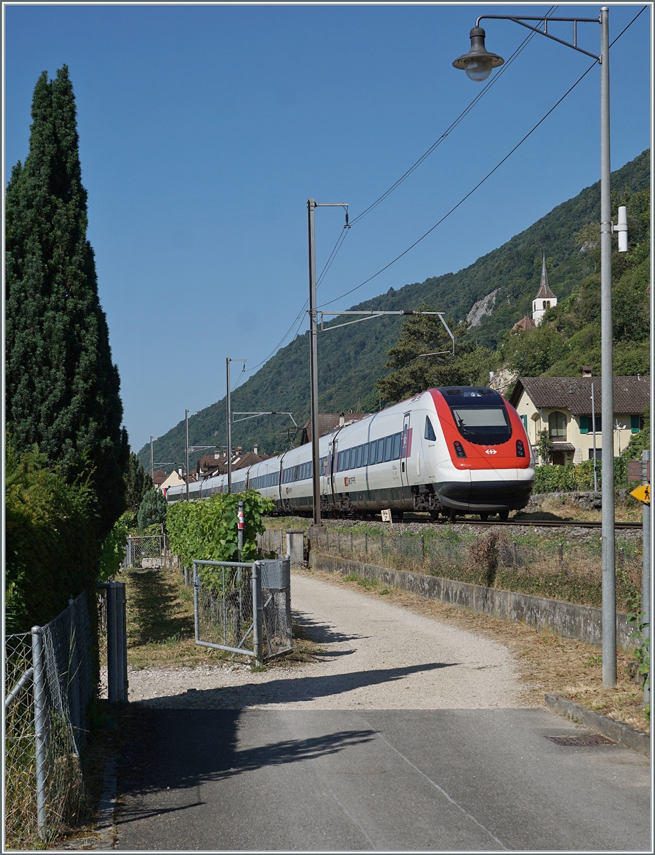 Bei Bipschal (LiIgerz) ist ein SBB RABDe 500 auf dem Weg nach Luasanne und befährt den letzten noch vorhanden, kurzen Einspurabschnitt der Strecken Biel/Bienen - Lausanne. 

11. Juni 2025