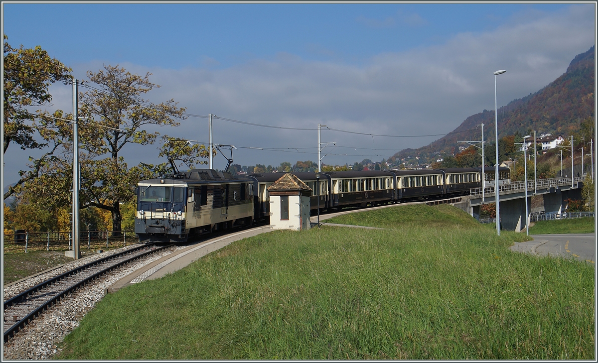 Bei Châtelard VD führt die MOB GDe 4/4  Interlaken  ihren Goldenpass Classic Express Richtung Montreux.
23.10.2015
