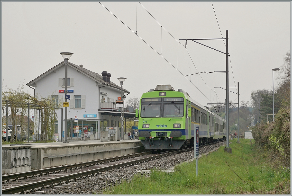 Bei diesem Bild stehe ich in etwa an der selben Stelle wie der Fotograf am Oktober 1944. Im Bild der BLS Regionalzug 6562 bestehend aus dem ABt 971 (50 85 0835 971-1 CH-BLS) einem  Jumbo -Mittelwagen und dem RBDe 565 731.

Büren an der Aare ist nun Zugausgangsstation mutiert, die Strecken nach Solothurn ist stillgelegt und die weither hin im Besitz der SBB stehende Strecken wird von BLS Zügen bedient, im Stundentakt, morgens und abends sogar im Halbstundentakt.
Auf die Tatsache, dass sich sonst so einiges verändert hat, muss ich wohl nicht im Detail hinweisen. 

18. April 2021