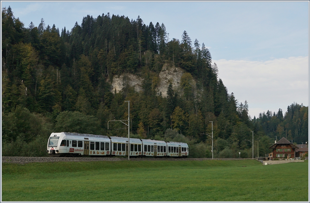 Bei Dürrenbach ist der BLS  Lötschberger  RABe 535 134  Kambly auf der Fahrt nach Luzern und hat vor wenigen Minuten Trubschachen verlassen. 
Während die weitere Umgebung zum Emmental gehört, ist der Talboden nördlich der Ilfis und somit auch das Trasse der Bahn noch Bestandteil des Entlebuchs.

1. Oktober 2020