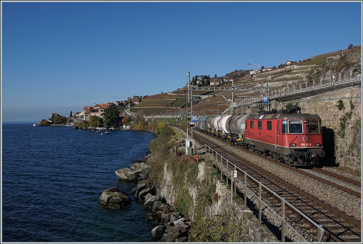 Bei einem Ausflug in Lavaux suchte ich auch meine  Lieblingsfotostelle  zwischen St-Saphorin und Rivaz auf und fotografiert die SBB Re 4/4 II 11271 (Re 420 271-9 ) die mit einem kurzen Güterzug in Richtung Wallis fährt.

12. Nov. 2020