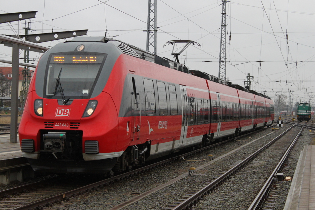 Bei einsetzendem Regen hatte 442 843 als RB 12(RB 13260)von Ribnitz-Damgarten West nach Rostock Hbf im Rostocker Hbf.05.02.2016