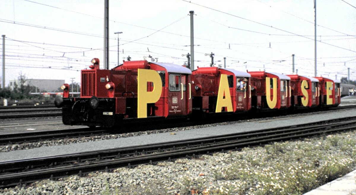 Bei der Fahrzeugparade 150 Jahre Deutsche Eisenbahn in Nürnberg-Langwasser am 14.09.1985 gab es eine Pause, die mit 5 x Köf 323 angezeigt wurde. Die erste Köf trägt die Nummer 323 704-7.