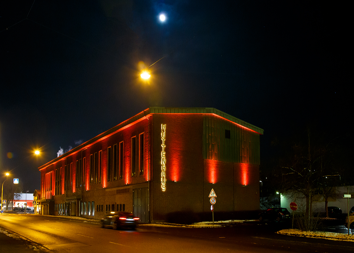 
Bei fast vollem Mond, das Hüttenhaus in Herdorf am 21.01.2015.

Das Hüttenhaus wurde 1953 von der damaligen Friedrichshütte AG errichtet. Durch das Engagement des Hüttendirektors Dipl.-Ing. Heinz Berndt baute das Unternehmen ein Belegschaftshaus, welches diversen Belangen aller Mitarbeiter dienen sollte. So entstand das  Hüttenhaus  und ermöglichte der Belegschaft Theatervorstellungen und Musikdarbietungen zu besuchen. Bis heute sind bekannte Schauspielhäuser und viele berühmte deutschsprachige Darsteller agiert auf der Bühne des Hüttenhauses und machen es weit über die Grenzen der Stadt Herdorf bekannt. 1968 wurde die Friedrichshütte geschlossen und um es als kulturellen Mittelpunkt für die Region zu erhalten, erwarb die Stadt Herdorf das Hüttenhaus.