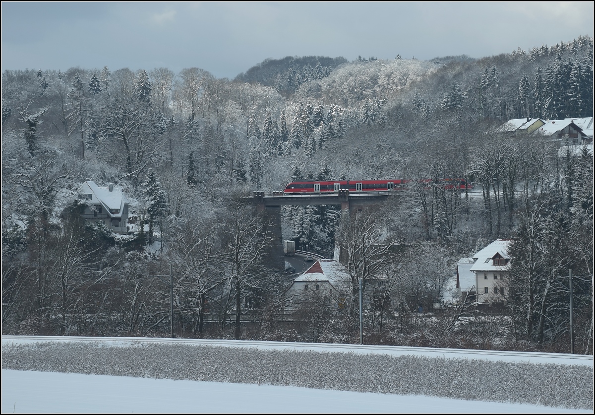 Bei genauem Betrachten findet man hier die linksrheinische und rechtsrheinische Hochrheinstrecke. Über die badische Strecke fährt gerade ein 644 richtung Basel. Albert, Januar 2017.