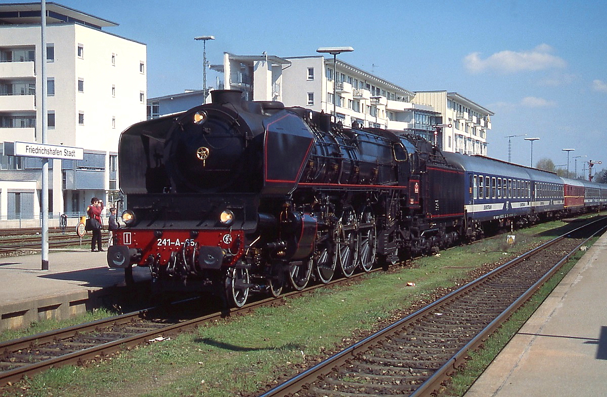 Bei ihrer Überführungsfahrt in die Schweiz ist die SNCF 241-A-65 im April 1999 im Bahnhof Friedrichshafen Stadt angekommen