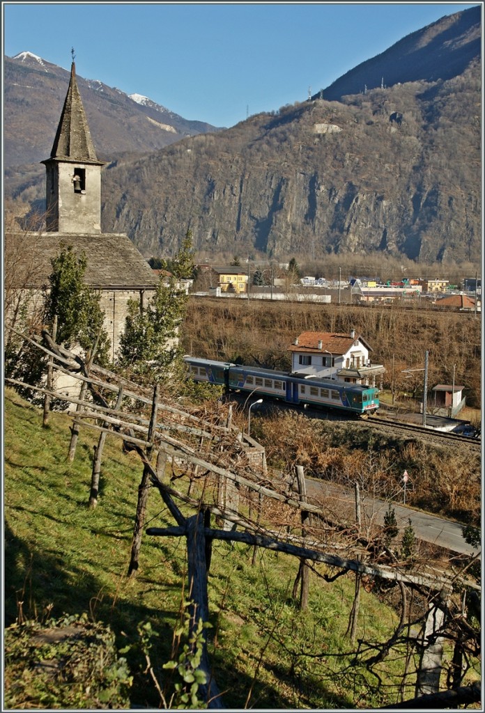 Bei der Kirche von San Quirico kommt der mit ALn 663 Dieseltriebwagen geführte Trenitalia Regionalzug 10381 zum Vorschein.
17. Dez. 2013
